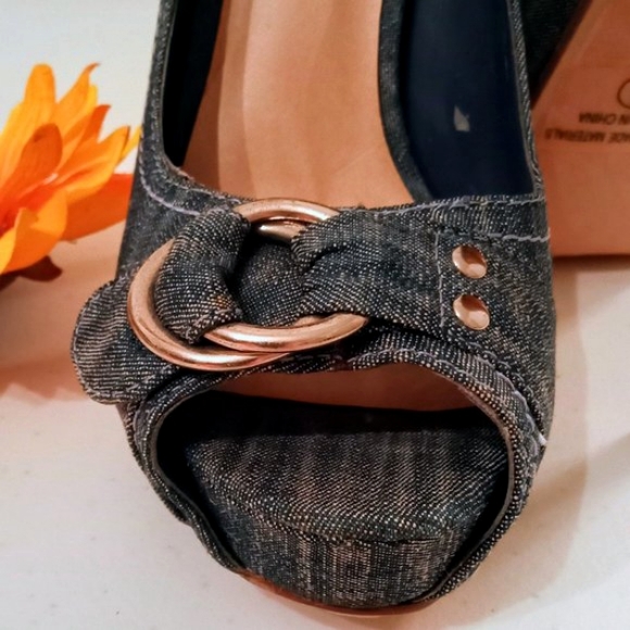🎁FREE GIFT INCLUDED🎁 NWOT Denim Stiletto Platform Peep Toe Heels Metal Accent - Picture 8 of 15